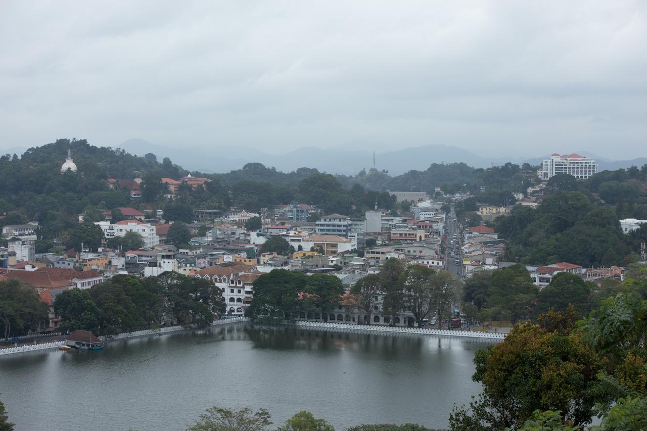 Sandriana Lake View Hotel Kandy Exterior photo