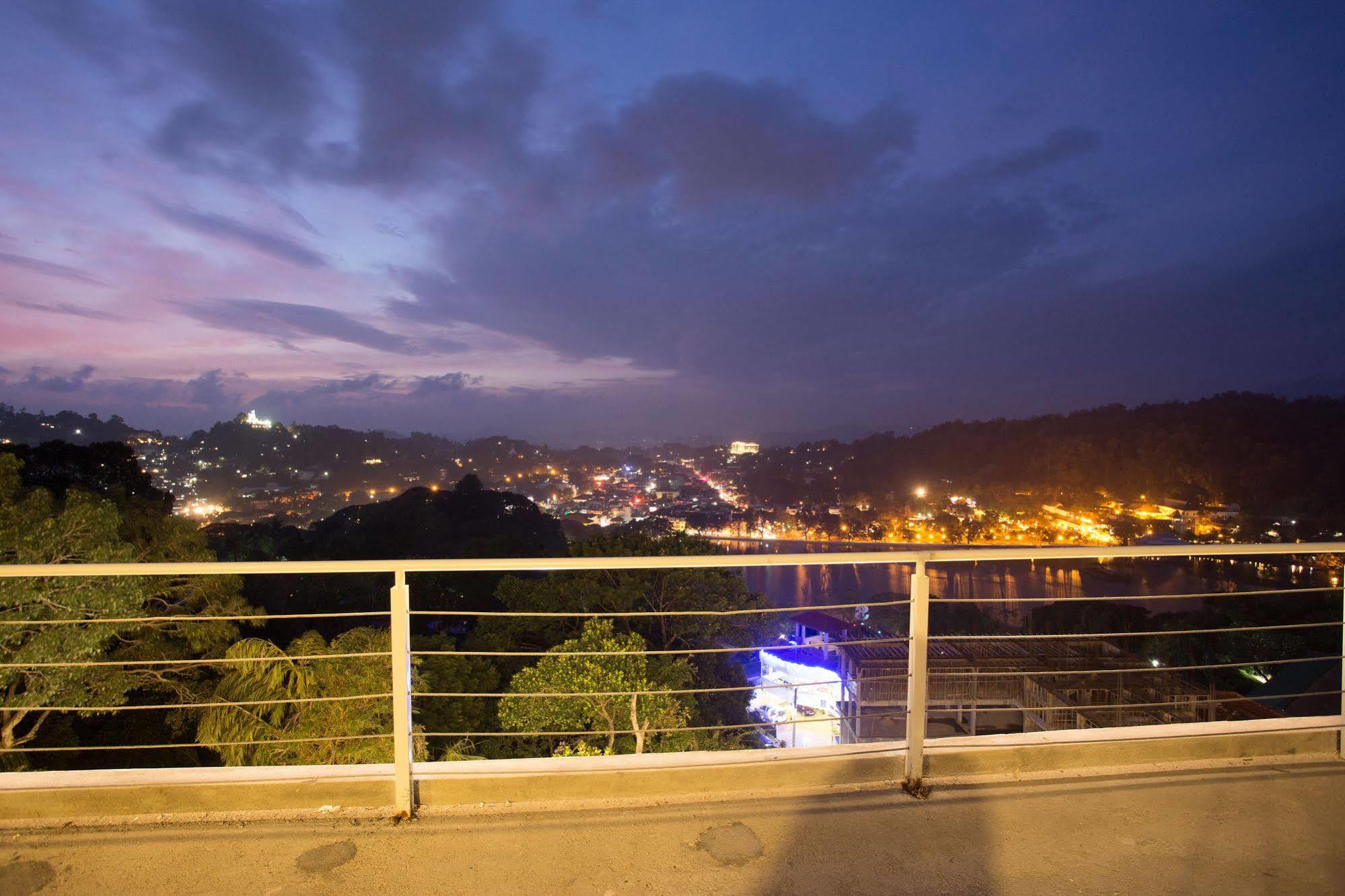 Sandriana Lake View Hotel Kandy Exterior photo