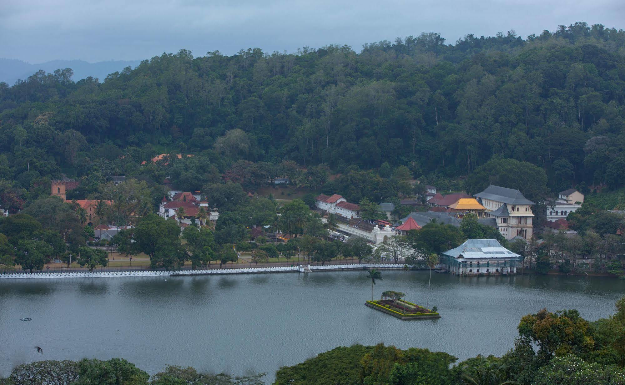 Sandriana Lake View Hotel Kandy Exterior photo